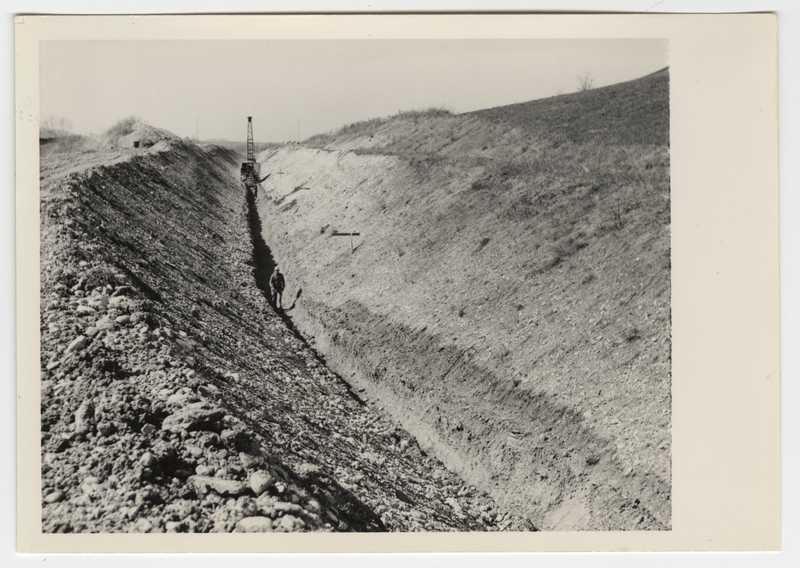 Cantiere di bonifica. Costruzione canali irrigui. Scavo del canale di carico per il drenaggio